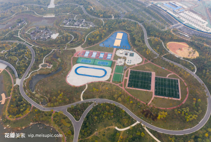 白日下的园内彩色地面多类型体育场和庭院远景俯视图3