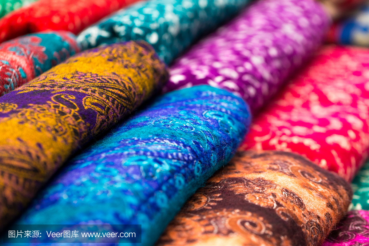 在市场上出售的多色涡纹图案织物的特写