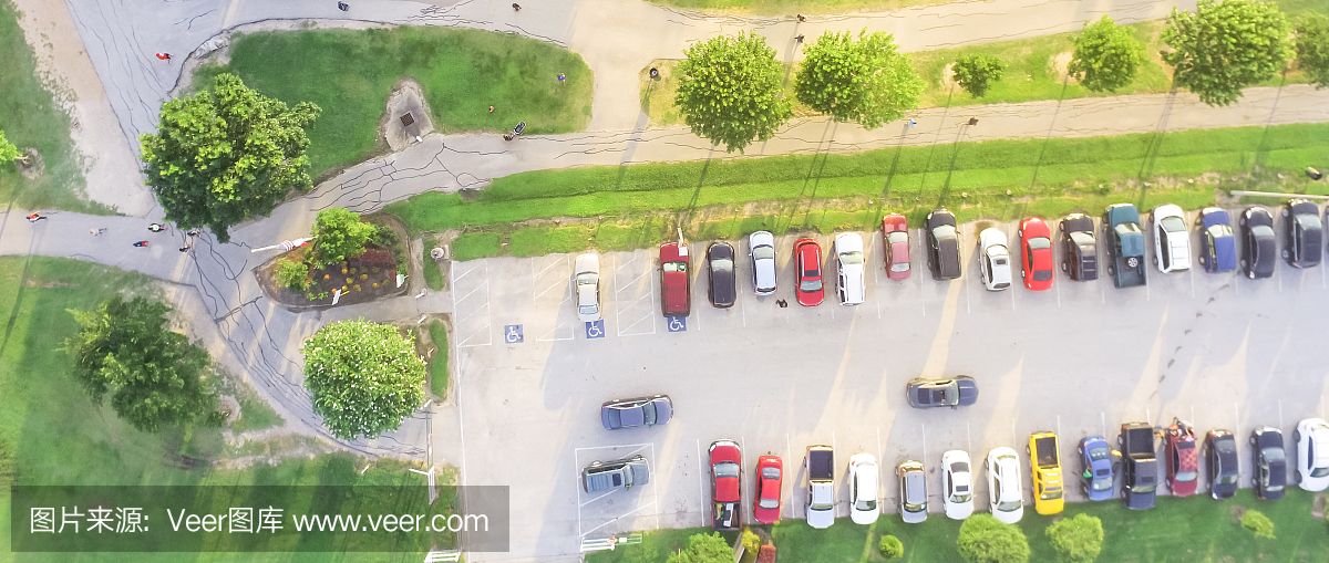 全景俯视图繁忙的停车场在公园入口在美国